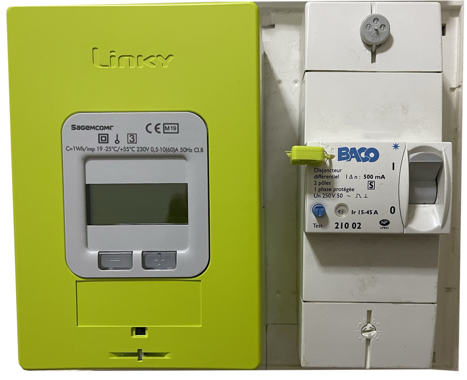 Compteur Linky à gauche et disjoncteur de branchement à droite