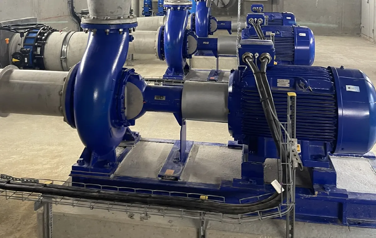 Trois moteurs électriques bleus entraînant des pompes industrielles, avec leurs câbles de raccordement.